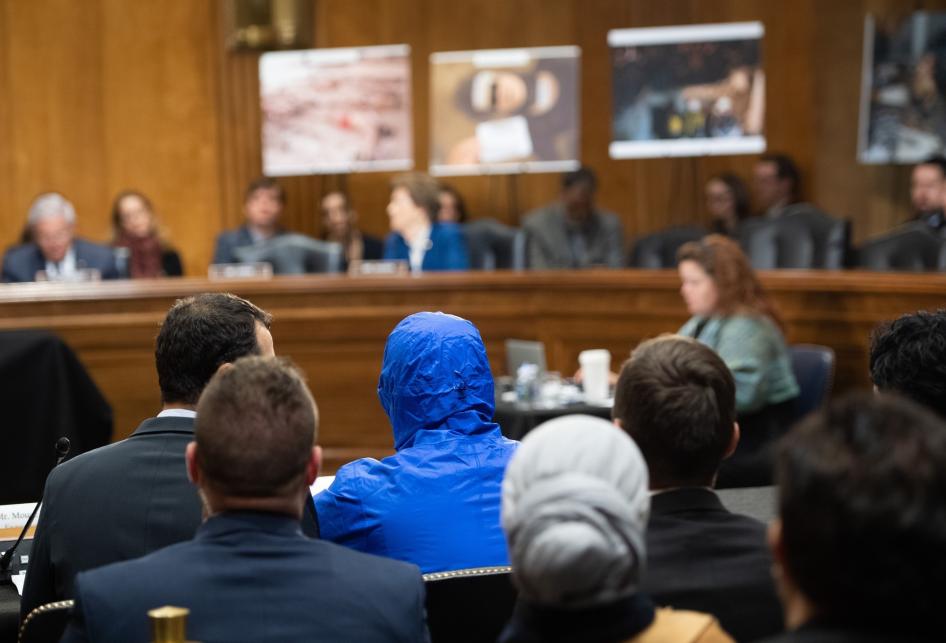 La Commission des Affaires étrangères du Sénat des États-Unis entendait le témoignage de « César&nbsp;», transfuge de l’armée syrienne (vu de dos, en tenue bleue), au sujet des atrocités commises en Syrie, le 11 mars 2020 à Washington.