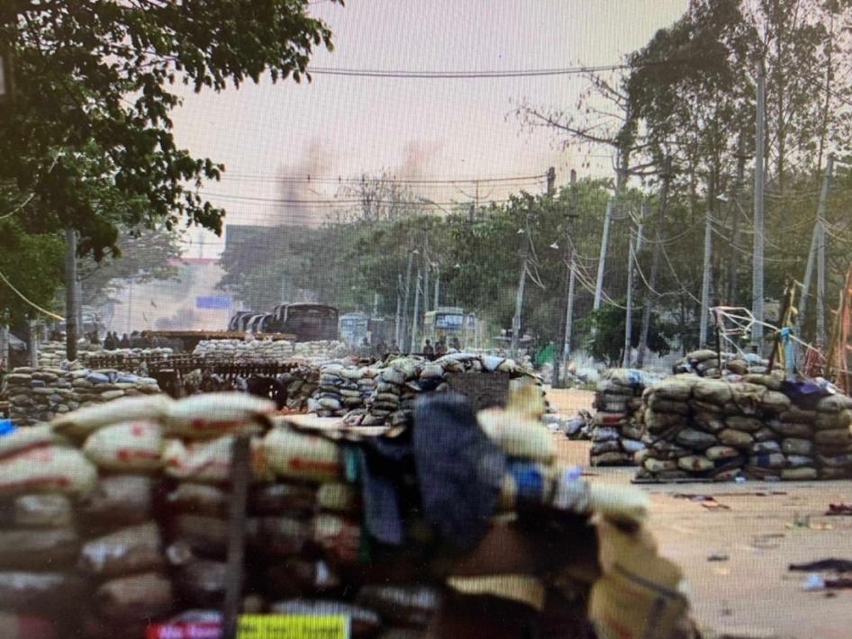 202111asia_myanmar_sandbags