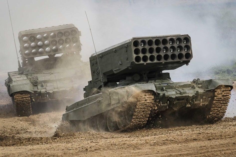 Deux lance-roquettes russes à multiples canons TOS-1A, photographiés lors de manœuvres en 2021. Ces armes peuvent tirer rapidement une salve de 24 roquettes de la série MO.1.01.04 avec des ogives thermobariques dont la portée est de 6 à 8 kilomètres. 