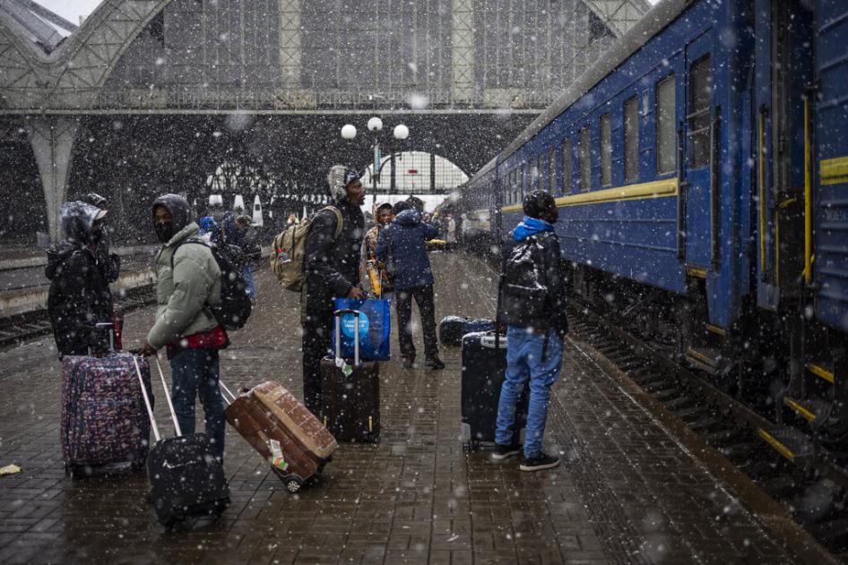 Ces étudiants nigérians attendaient sur un quai de la gare de Lviv, dans l'ouest de l'Ukraine, le 27 février 2022, dans l’espoir de pouvoir monter dans un train a destination de la Pologne.  