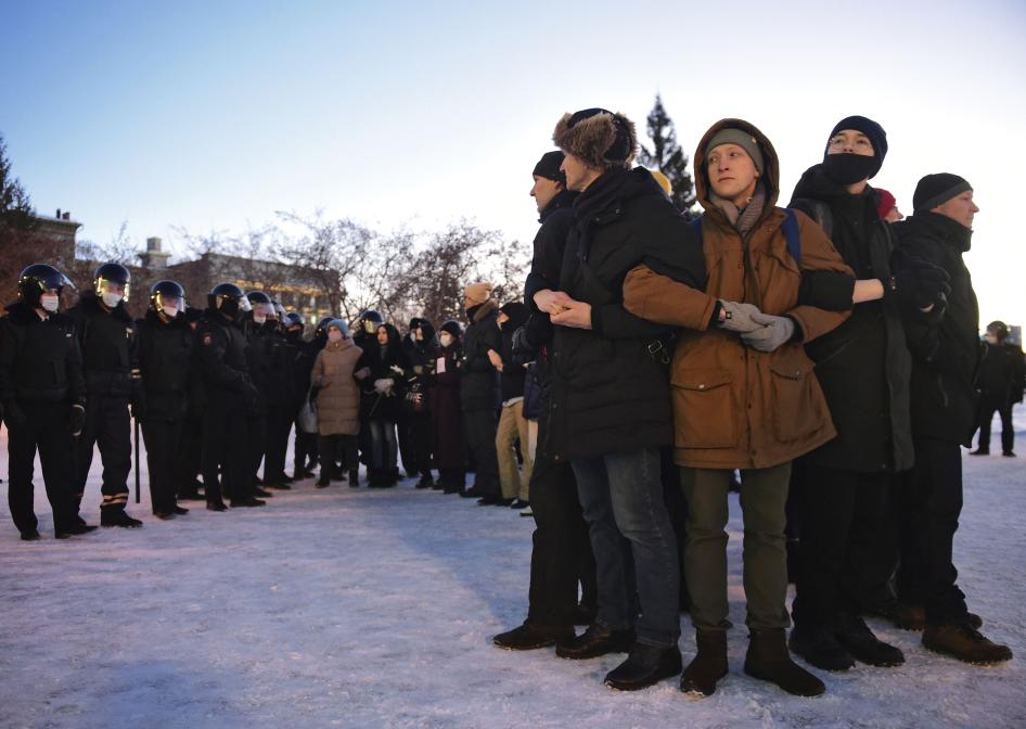 Manifestation pacifique contre la guerre en Ukraine, tenue sur la place Lénine à Novossibirsk, en Russie, le 2 mars 2022. 