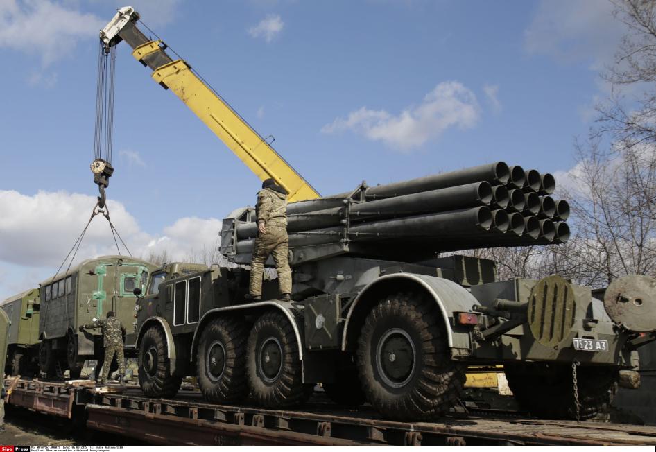 Des soldats ukrainiens chargeaient un système de lance-roquettes multiple Uragan sur un train de marchandises à la gare d'Artemivsk, dans l'est de l'Ukraine, le 6 mars 2015. La batterie de 16 tubes peut être utilisée pour tirer des roquettes à sous-munitions. 