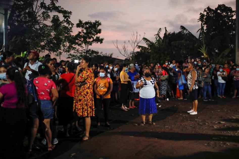 Familiares esperan noticias de la liberación de sus seres queridos detenidos durante el régimen de excepción en El Salvador, en el perímetro de seguridad de la prisión de Izalco en Izalco, El Salvador, el 28 de abril de 2022.
