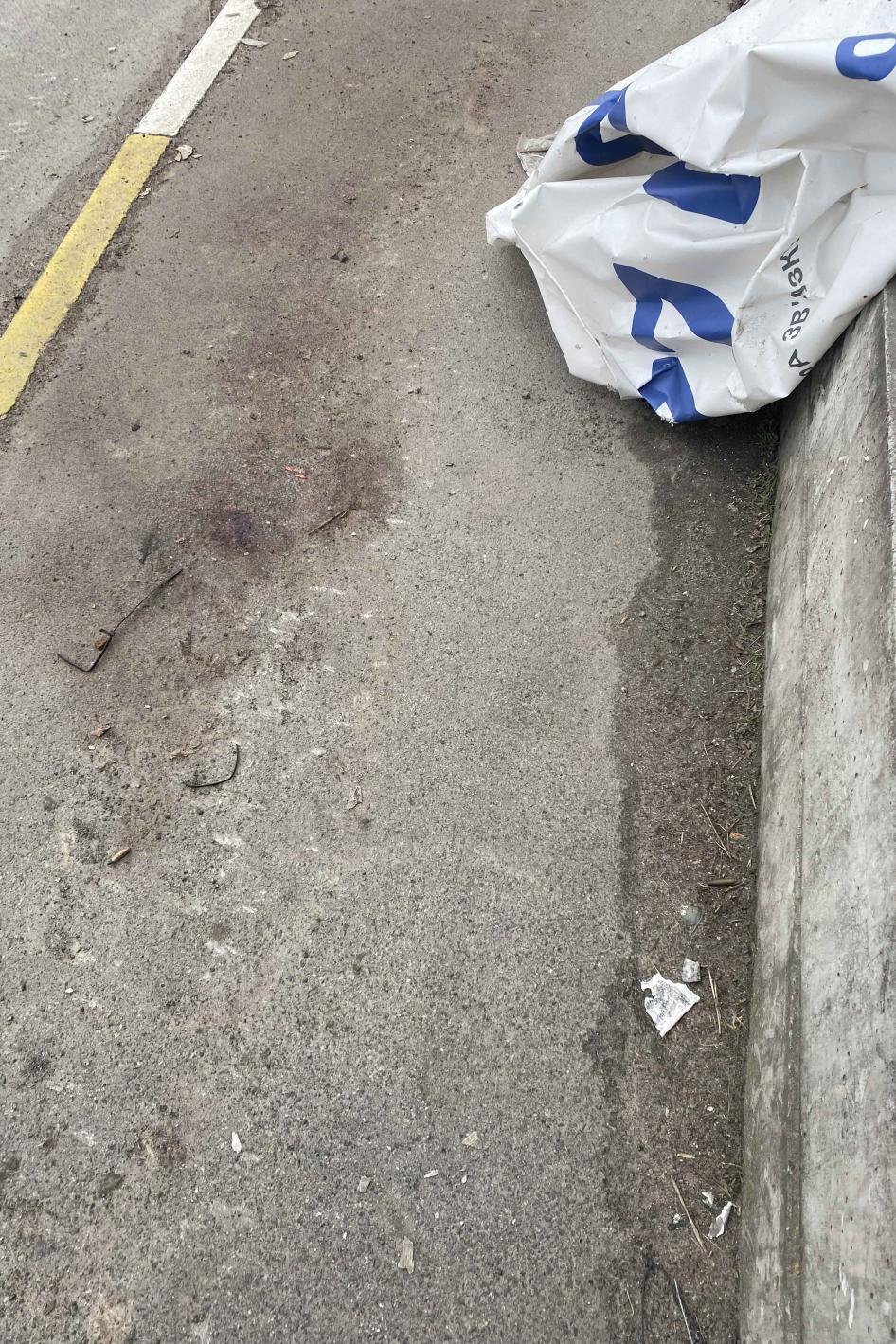  Une flaque de sang à l’angle des rues Yablunska et Vokzlana à Boutcha, en Ukraine, à l’endroit où le corps d’Oleh Abramov a été découvert par sa femme, Iryna. Oleh Abramov avait été placé en détention par des soldats russes le 5 mars 2022. Son corps est resté dans la rue près d’un mois, jusqu’au retrait des forces russes, avant que les autorités ukrainiennes ne puissent le récupérer. 