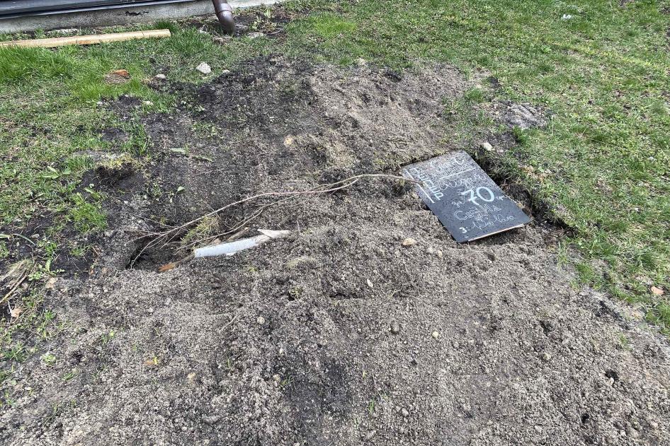 Une tombe rudimentaire creusée pour l’enterrement d’un homme qui, selon deux résidents, a été sommairement exécuté dans la cour d’un immeuble occupé par des soldats russes à Boutcha, en Ukraine. Les voisins de cet homme ont creusé cette tombe avec les moyens dont ils disposaient.