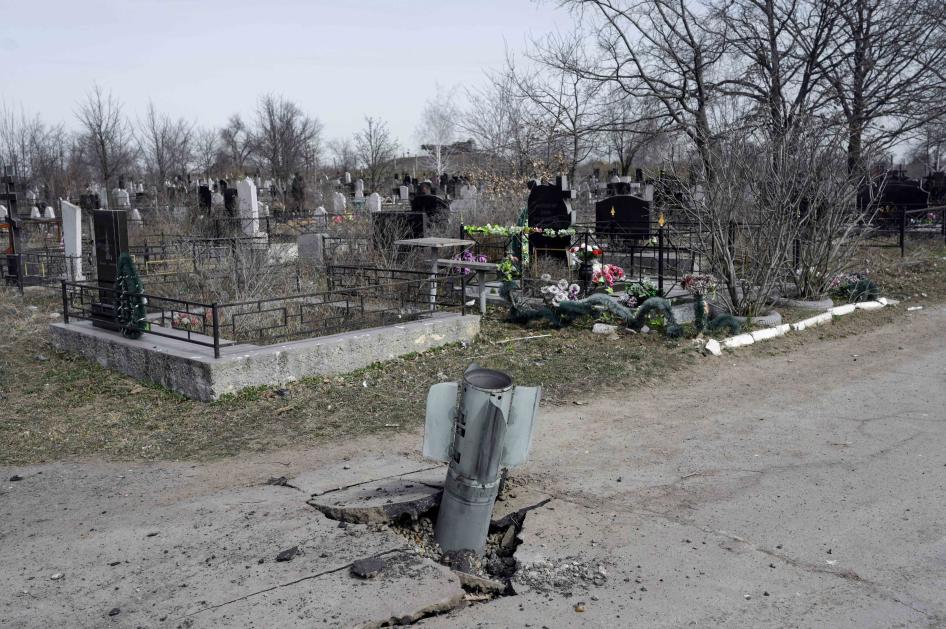 El motor y la sección de cola de un cohete de munición de racimo Uragan de 220 mm que impactó en un cementerio en Mykolaiv, en el sur de Ucrania, el 21 de marzo de 2022. 