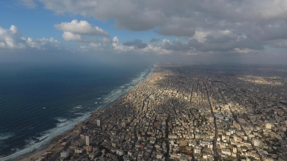 En juin 2022, cela fait déjà 15 ans que les autorités israéliennes imposent de vastes restrictions à la circulation des personnes cherchant à quitter la bande Gaza ou à y entrer, ainsi qu’à l'intérieur de ce territoire.