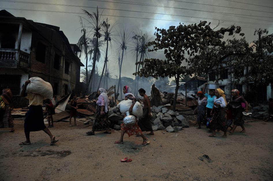 Rohingya carry their belongings