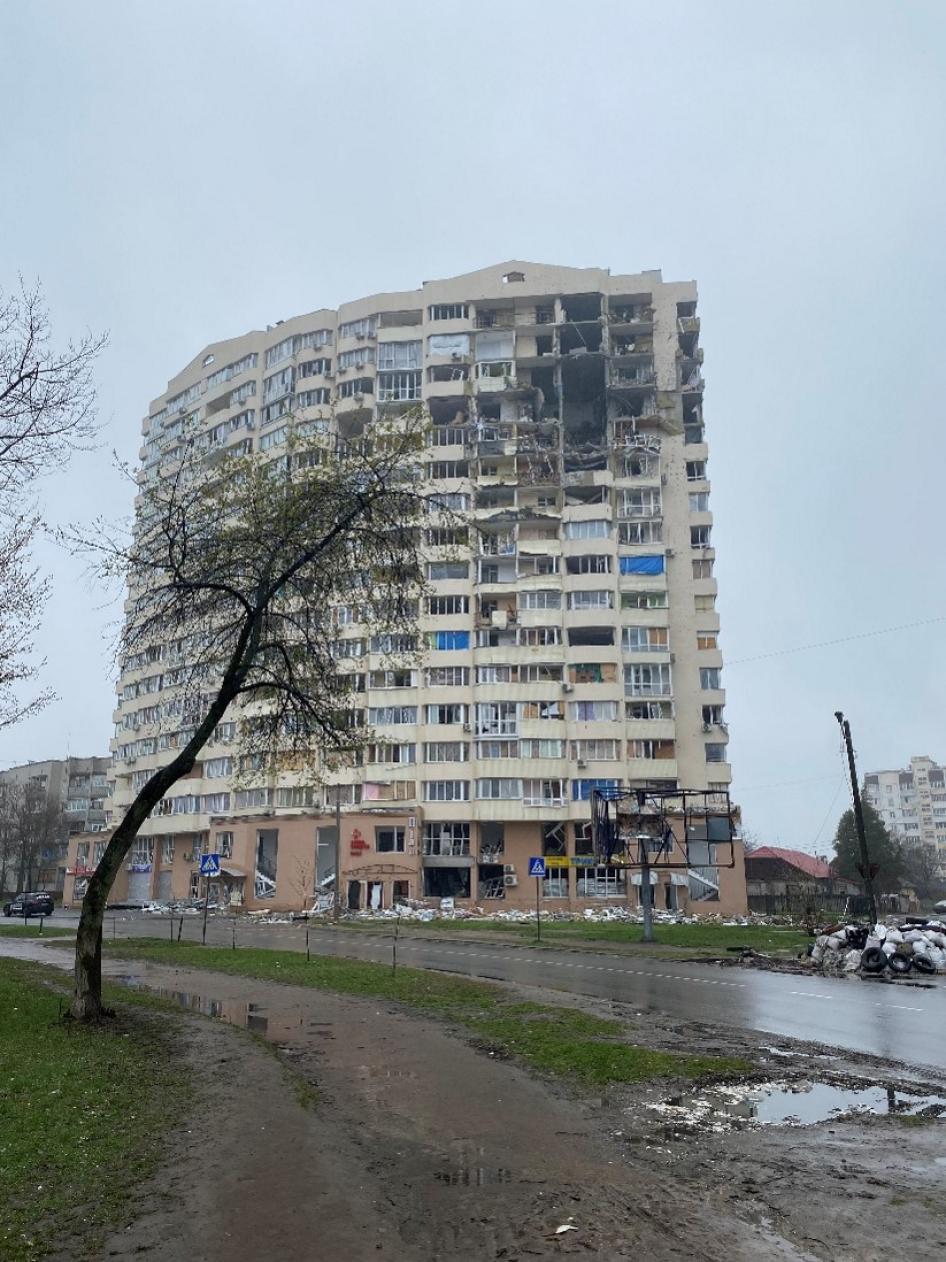 Пошкодження багатоквартирного будинку внаслідок атаки російськими некерованими авіаційними бомбами 3 березня 2022 року на вулиці Чорновола, місто Чернігів, 19 квітня 2022 року. За інформацією місцевої влади, внаслідок нападу загинули щонайменше 47 цивільних осіб та 21 було поранено. 