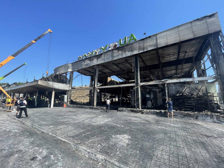Le site d’un centre commercial à Krementchouk, en Ukraine, suite à l’attaque lors de laquelle ce centre a été touché par un missile russe le 27 juin 2022. Photo prise le 28 juin 2022.