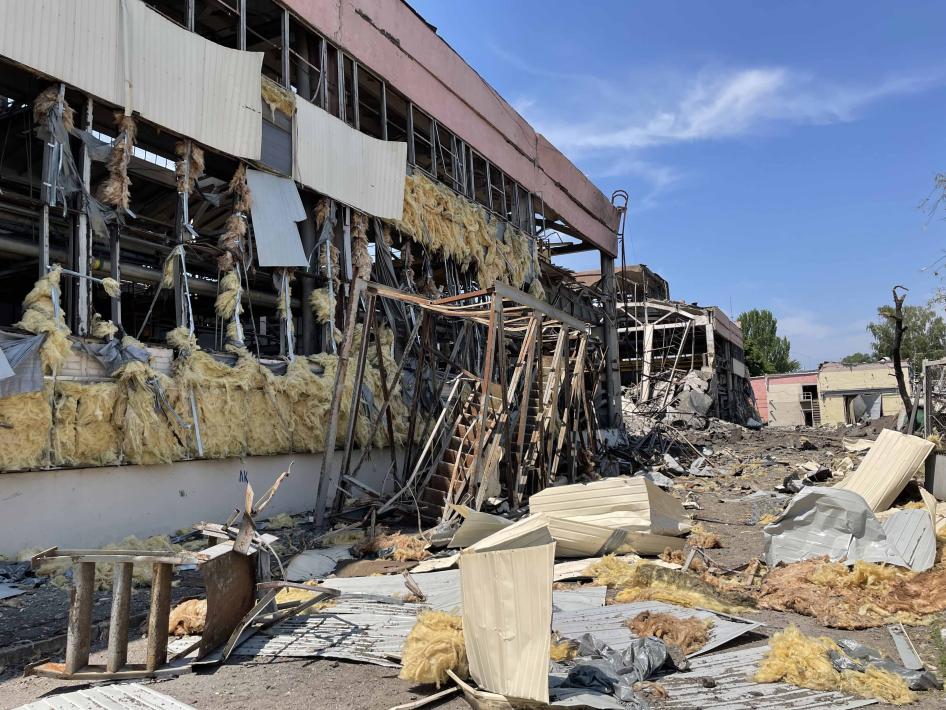 Décombres d’une section de l'Usine de véhicules routiers de Krementchouk (Ukraine), gravement endommagée par le deuxième missile russe qui a frappé cette zone le 27 juin 2022. Photo prise le 29 juin 2022. 