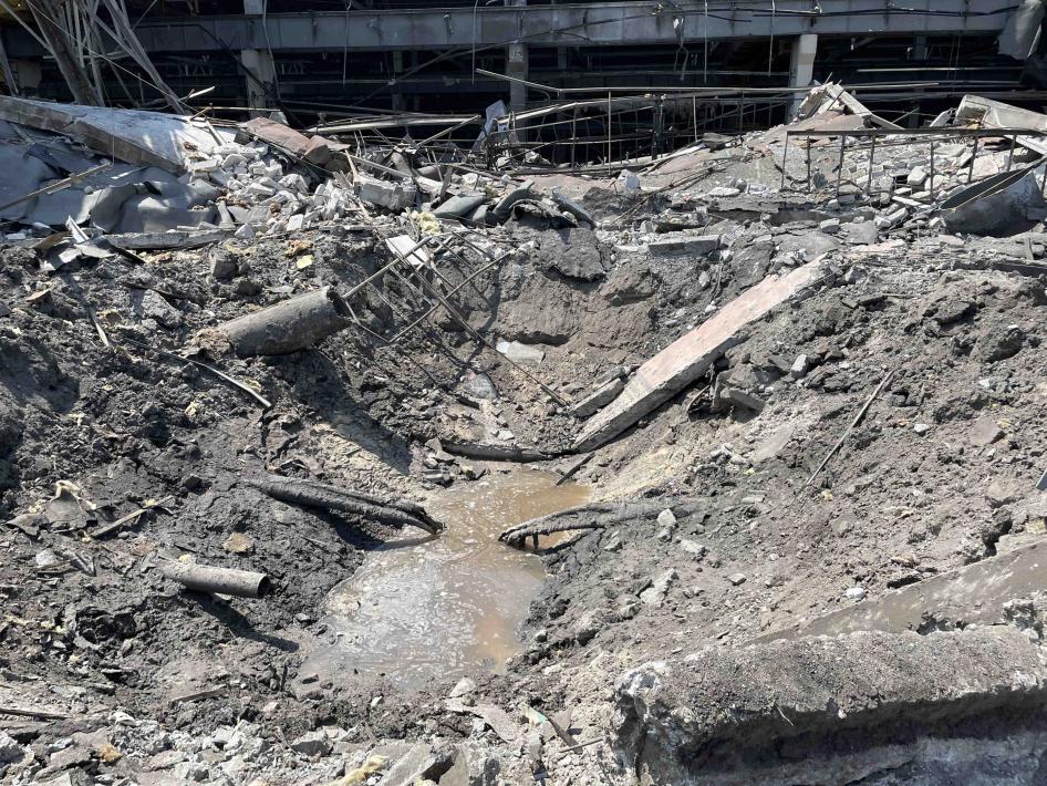 Cratère d'impact d’un missile russe sur le site de l'Usine de véhicules routiers de Krementchouk (Ukraine), située près du centre commercial touché le 27 juin 2022. Photo prise le 29 juin 2022. 