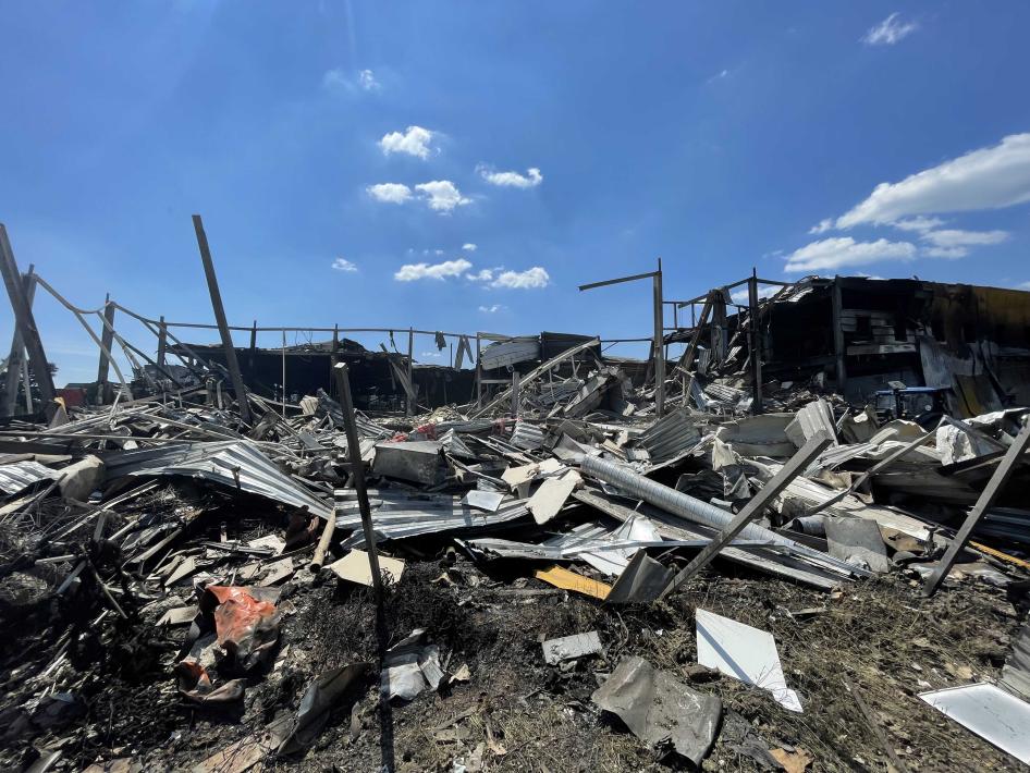 Le côté nord du centre commercial de Krementchouk (Ukraine) touché par une frappe russe le 27 juin 2022, photographié le 28 juin 2022. 