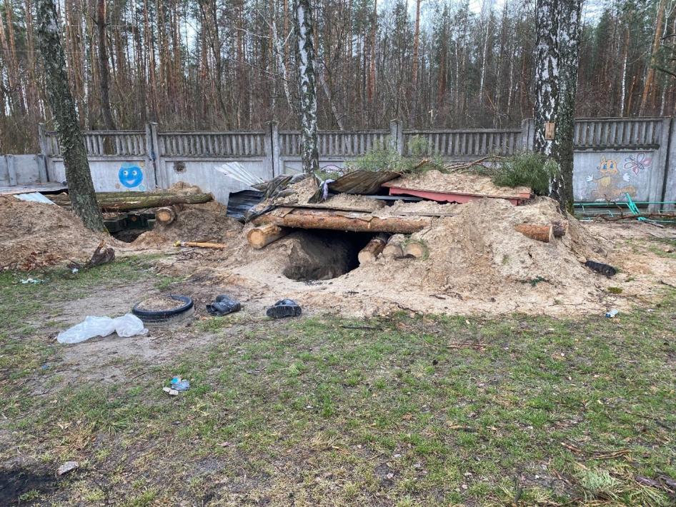 Un abri militaire dans une cour d’école à Yahidne, utilisé par les soldats russes alors que des centaines de civils étaient détenus dans le sous-sol de l’école. Photo prise le 17 avril 2022