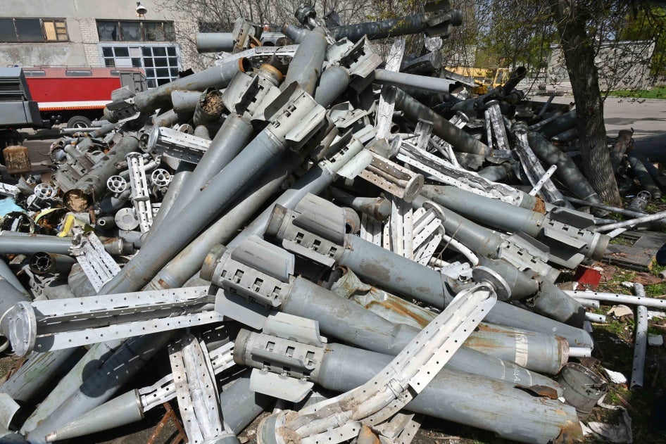 Des débris de dizaines de roquettes à sous-munitions russes « Smerch » et « Uragan » récupérés par les Services d’urgence de l’État ukrainien à Kharkiv en avril 2022.  