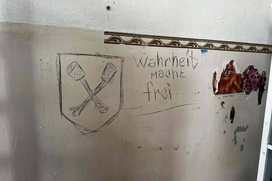 Напис німецькою «Правда звільняє» на стіні в одному з кабінетів міської залізничної поліклініки, а також емблема, яка може зображати схрещені рукоятки гранат, яка була символом бригади Дірлевангера – німецької бригади СС часів Другої світової війни, м. Ізюм, Україна, 22 вересня 2022 р