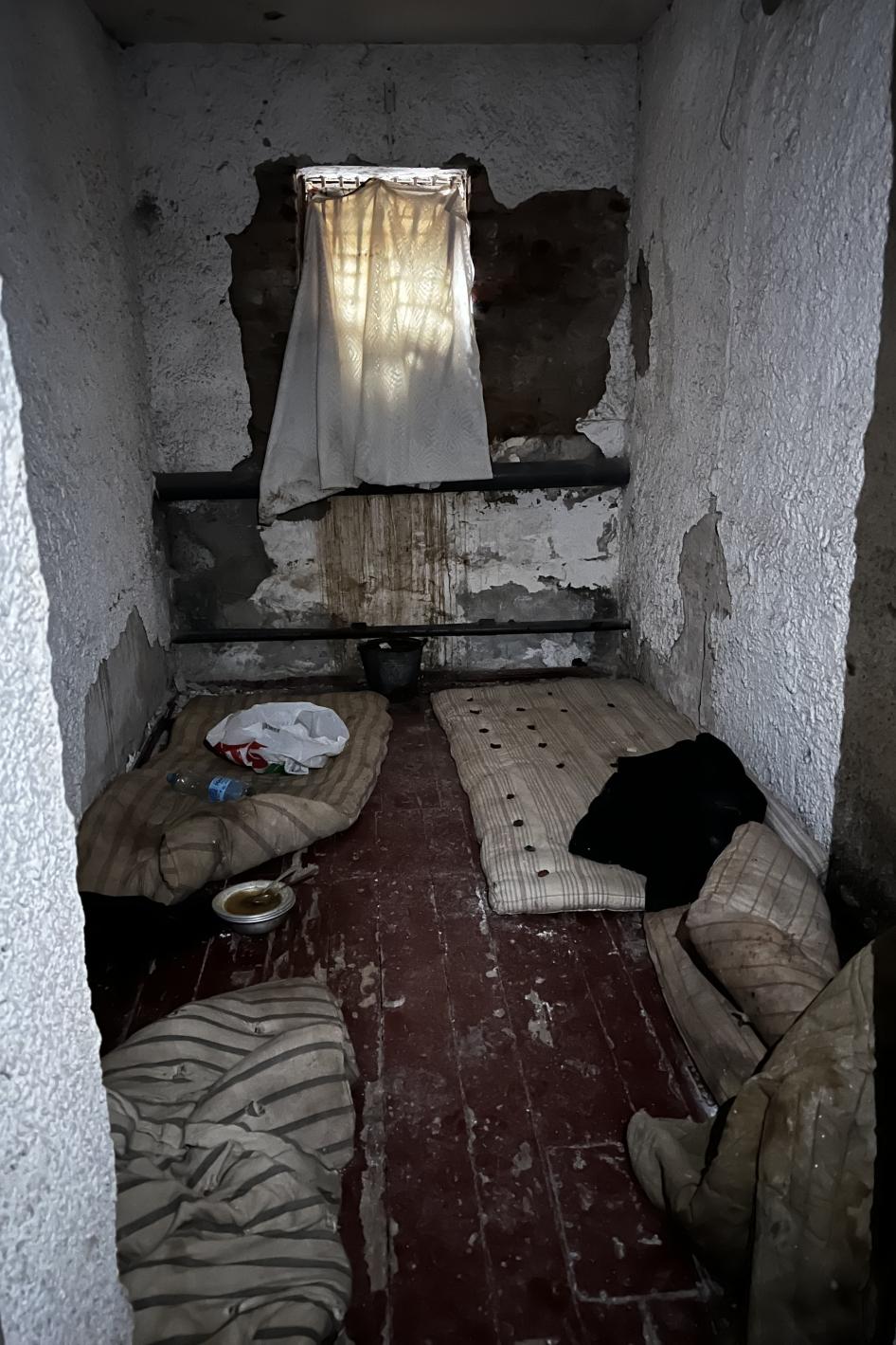 Камера в Ізюмському центральному відділі поліції, яку російські війська використовували для тримання людей під вартою, 23 вересня 2022 р. 