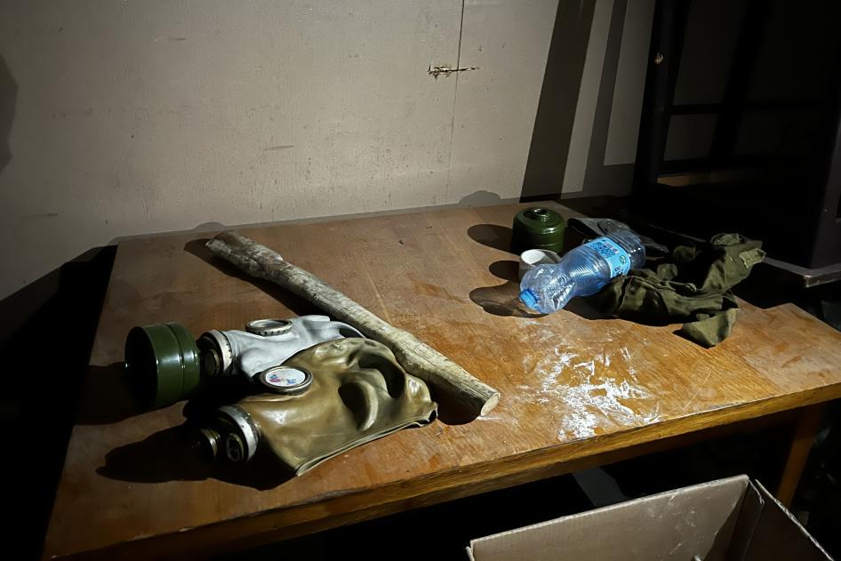 Протигази, залишені в підвалі Ізюмського центрального відділу поліції, де російські війська утримували та катували людей. Двоє чоловіків, які там утримувалися, розповіли, що їхні викрадачі змусили їх одягнути протигази на обличчя, коли їхні крики від насильства ставали надто гучними, 23 вересня 2022 р. 