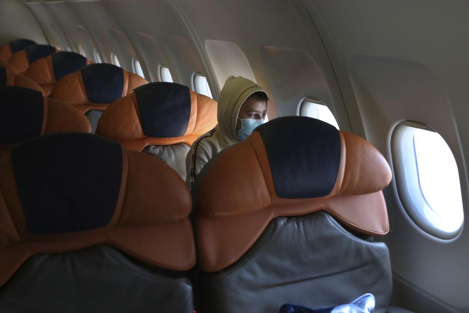 Un garçon albanais à bord d’un avion faisant escale à Beyrouth lors d’une opération le ramenant, lui et quatre autres personnes, en Albanie depuis le camp de détention d’al-Hol, dans le nord-est de la Syrie, le 27 octobre 2020.