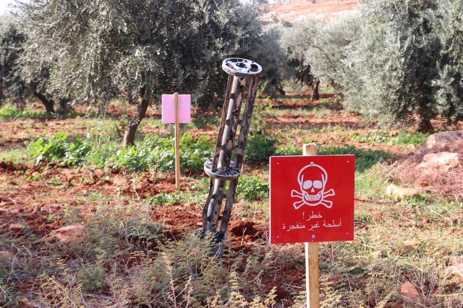 Débris d'une roquette à sous-munitions Uragan (série 9M27K) ayant dispersé ses sous-munitions et partiellement enfoncée dans le sol dans le camp de Maram pour personnes déplacées, près du village de Kafr Jales dans le gouvernorat d'Idlib, dans le nord-ouest de la Syrie, le 6 novembre 2022. Ce jour-là, les forces syro-russes ont mené des attaques dans cette zone.