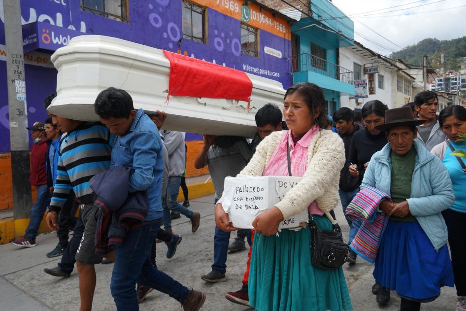 Los familiares de Wilfredo Lizarme, de 18 años, caminan por las calles de la ciudad con el ataúd que contiene su cuerpo, en Andahuaylas, Perú, el martes 13 de diciembre de 2022. Lizarme es uno de al menos 21 personas que han muerto durante las protestas pidiendo elecciones generales luego de que el entonces presidente Pedro Castillo intentara disolver el Congreso el 7 de diciembre.