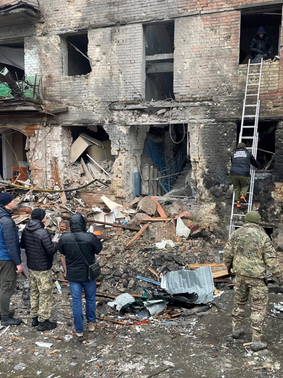 Рятувальники та місцеві мешканці біля будівлі на вул. Михайла Грушевського, 1, у Вишгороді. Будівлі на Михайла Грушевського, 3 та Михайла Грушевського, 5 також постраждали від вибухової хвилі. 24 листопада 2022 р. 