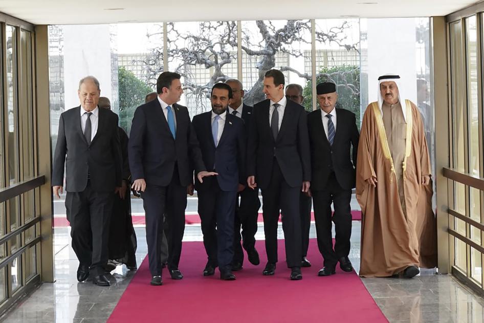  الرئيس السوري بشار الأسد، الثالث من اليمين، يلتقي وفدا يمثل مختلف البرلمانيين العرب في دمشق، 26 فبراير/شباط 2023. 
