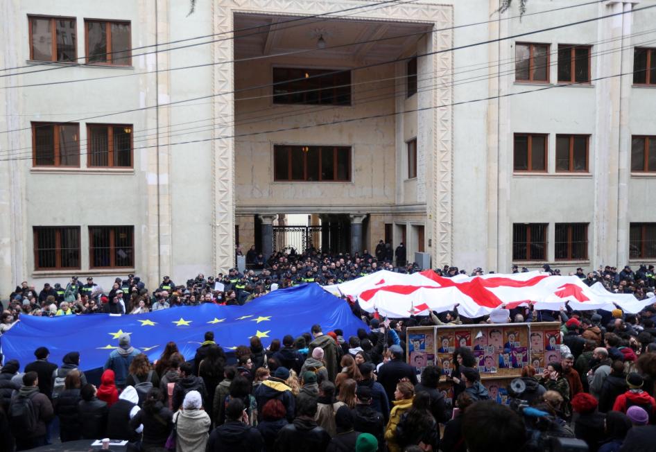 მოქალაქეები აპროტესტებენ „უცხოეთის აგენტების“ კანონპროექტს პარლამენტის შენობასთან, თბილისი, საქართველო, 6 მარტი, 2023 წ. 