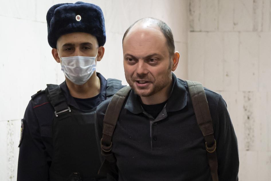 L’opposant russe Vladimir Kara-Murza est escorté à une audience devant un tribunal de Moscou, le 8 février 2023. 