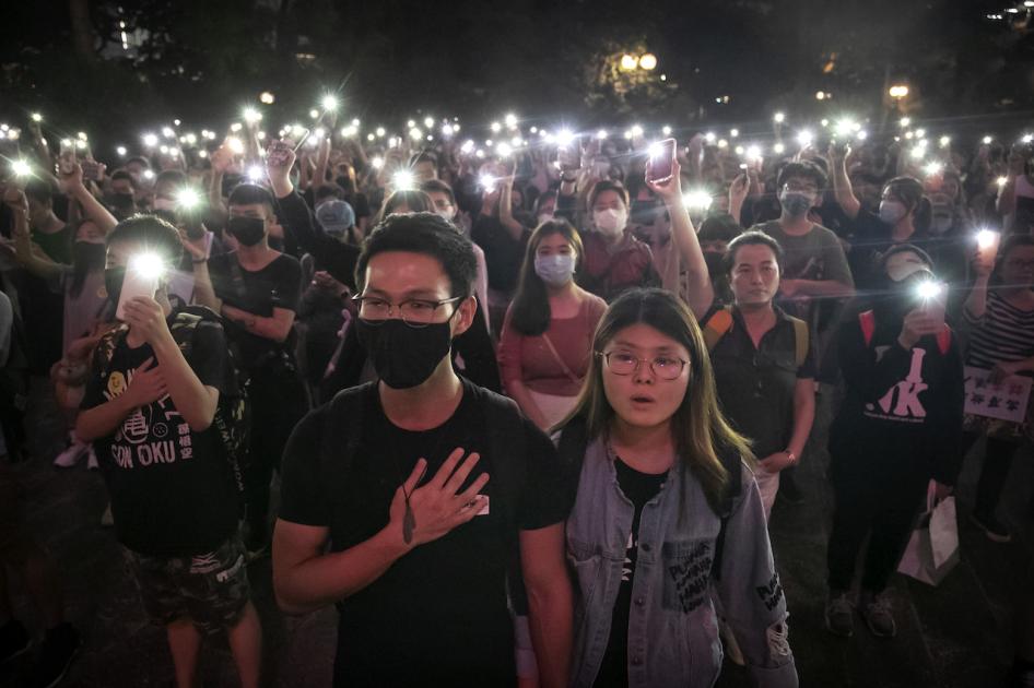 Para demonstran bernyanyi dalam sebuah aksi demonstrasi di Chater Garden, Hong Kong, 26 Oktober 2019. 