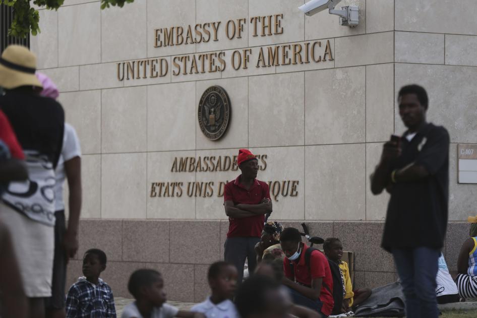 Des habitants de la commune de Tabarre, située dans l’est de la capitale d’Haïti, Port-au-Prince, ayant fui leurs domiciles face à la violence des gangs armés, s’étaient rassemblés devant l'ambassade américaine à Port-au-Prince, le 25 juillet 2023. 
