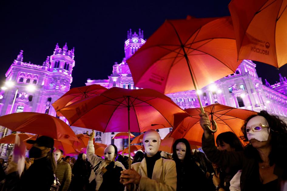 Trabajadoras sexuales portan máscaras y piden que no cierren los clubes en los que trabajan, durante un evento por el Día Internacional de la Mujer en Madrid, España, 8 de marzo de 2023. 