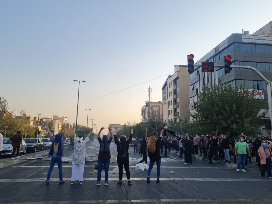 زنان ایرانی در حالی که  از قوانین حجاب اجباری سرپیچی می‏کنند، در جریان اعتراضات سراسری که پس از مرگ مهسا (ژینا) امینی 22 ساله در 16 سپتامبر 2022 در بازداشتگاه «پلیس اخلاقی» تهران آغاز شد، به خیابان‌ها آمدند. 1 اکتبر 2022. 
