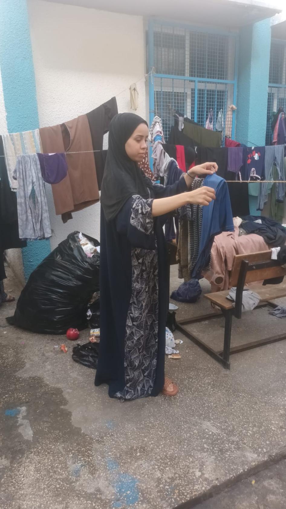 Iman dan Abir mengungsi di sebuah sekolah di Gaza selatan setelah kawasan tempat tinggal mereka diserang Israel.