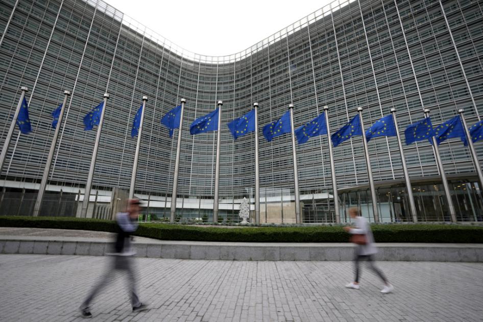 banderas de la Unión Europea (UE) ondean mientras peatones caminan junto a la sede de la UE en Bruselas, el miércoles 20 de septiembre de 2023. 2023 AP Photo/Virginia Mayo, Archivo