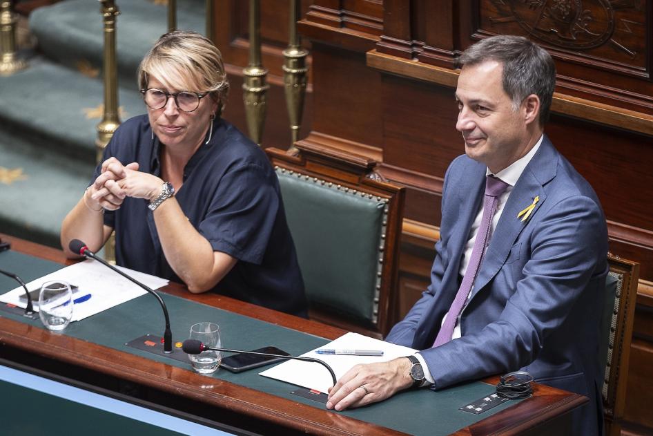 La ministre de la Coopération au développement et de la Politique des métropoles Caroline Gennez et le Premier ministre Alexander De Croo lors d'une séance plénière de la Chambre au Parlement fédéral à Bruxelles le jeudi 19 octobre 2023.