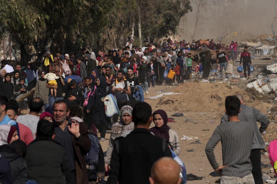 People flee to the southern Gaza Strip along Salah al-Din Street, November 18, 2023.