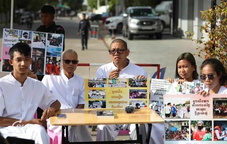 Cinq activistes de l’ONG écologiste Mother Nature – Ly Chandaravuth, Thun Ratha, Yim Leanghy, Phuon Keoraksmey et Long Kunthea – photographiés à l’extérieur du Tribunal de première instance de Phnom Penh, au Cambodge, le 11 juin 2024, lors d’une pause du procès les visant. 