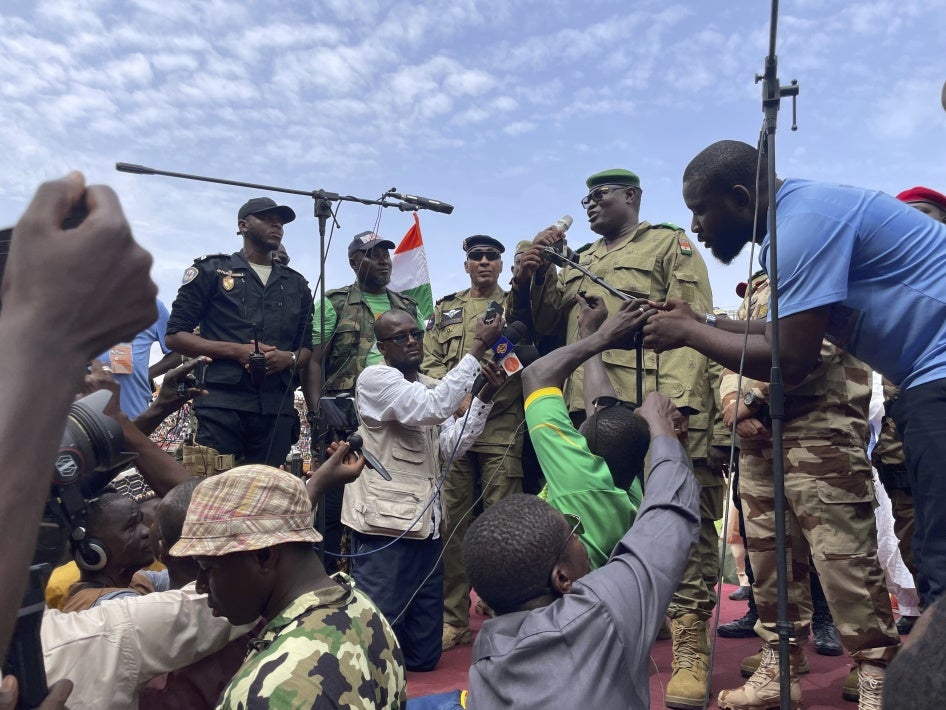 Mohamed Toumba, un officier impliqué dans le départ du président nigérien Mohamed Bazoum, s'addresse aux partisans de la junte militaire à Niamey, au Niger, le 6 août 2023.