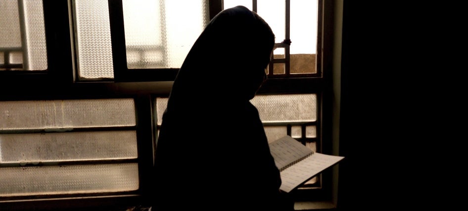 Ein 15-jähriges Mädchen, das seit 2021 keine weiterführende Schule mehr besuchen darf, liest ein Schulheft in Afghanistan, 20. März 2024.