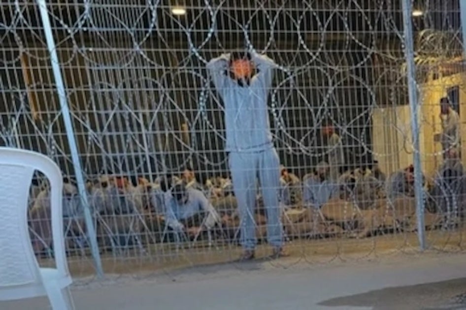 Ein geleaktes Foto aus der Haftanstalt auf dem Militärstützpunkt Sde Teiman zeigt einen Mann mit verbundenen Augen, der die Arme über dem Kopf hält. Interviewtes Gesundheitspersonal beschrieb dieses Bild als Bestrafung, die israelische Soldaten palästinensischen Häftlingen auferlegen, wenn sie sprechen oder sich bewegen.