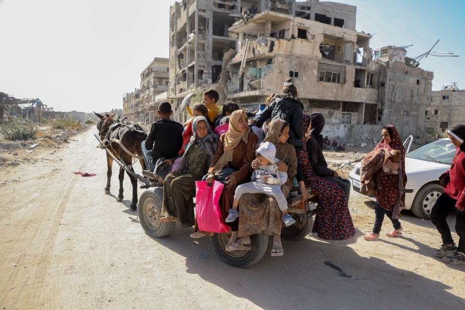 Des Palestiniens déplacés fuyaient la ville de Jabaliya, dans le nord de la bande de Gaza, le 23 octobre 2024, après un ordre d'évacuation émis par l'armée israélienne.