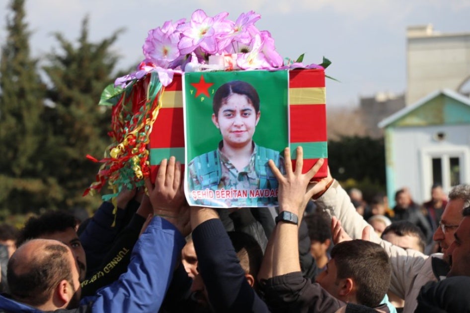 Li Amûdê bi sedan kes ji bo oxirkirina Ronahî Îbrahîm, a bi navê xwe yê gêrîla Bêrîtan Navdar tê naskirin, ku di sala 2021’an de di 14 saliya xwe de tevlî Koma Ciwanên Şoreşger bû û di Çileya 2024’an de di 17 saliya xwe de dema ku di nava Yekîneyên Parastina Jinê (YPJ) de cih digirt hat kuştin.
