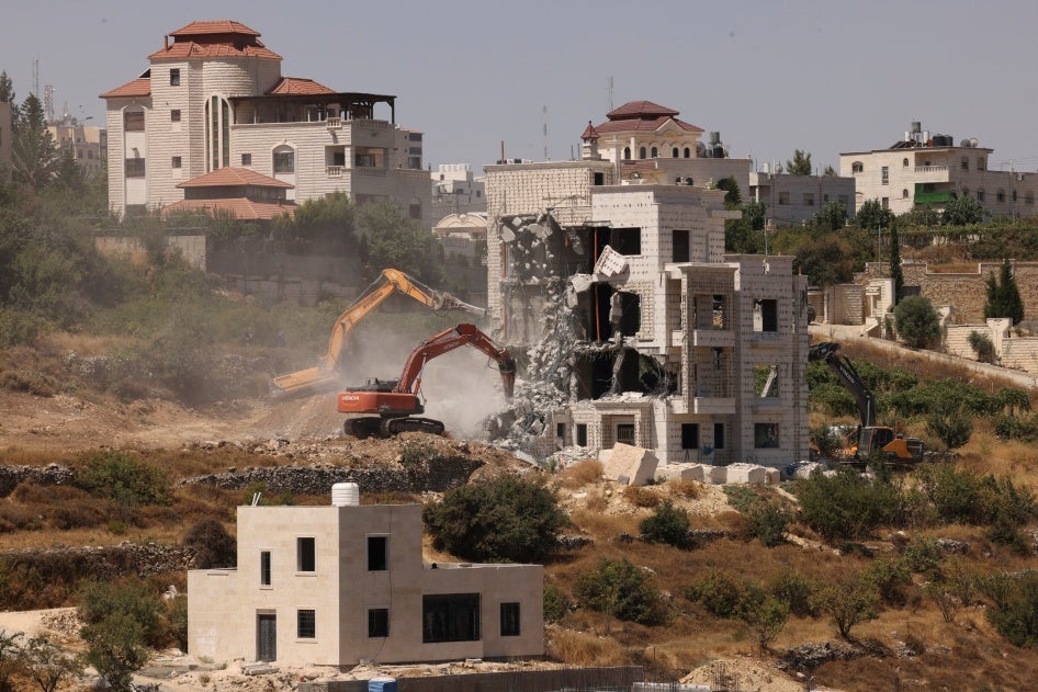 הרשויות הישראליות הורסות בית פלסטיני בבנייה בעיר חברון שבגדה המערבית הכבושה על ידי ישראל. 25 ביולי, 2024. 