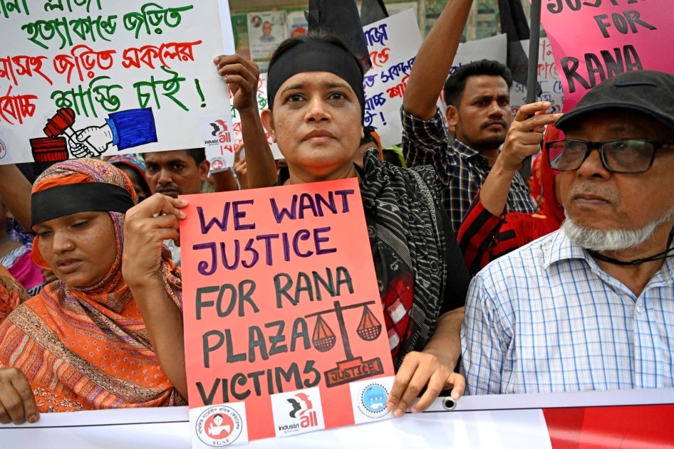 Des activistes de la Fédération bangladaise de solidarité avec les travailleurs participaient à un rassemblement à Dhaka, au Bangladesh, le 7 mai 2023, dix ans après l'effondrement du bâtiment «  Rana Plaza&nbsp;».