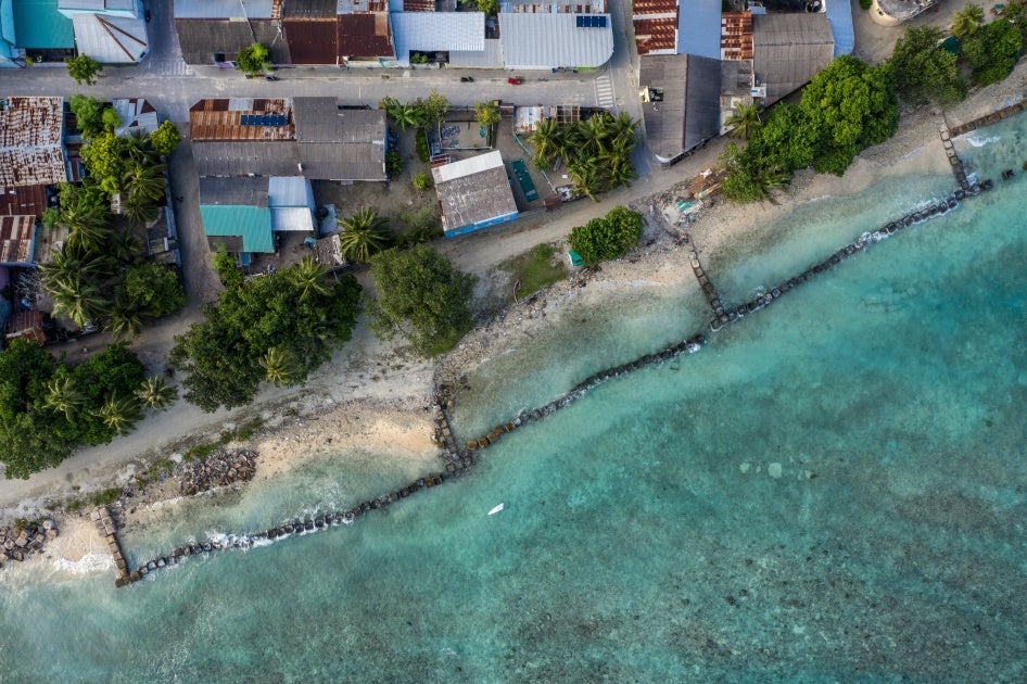 Des blocs de béton sont placés le long du littoral afin d'essayer d'empêcher la poursuite de l'érosion côtière à Mahibadhoo, aux Maldives, le 17 décembre 2019.