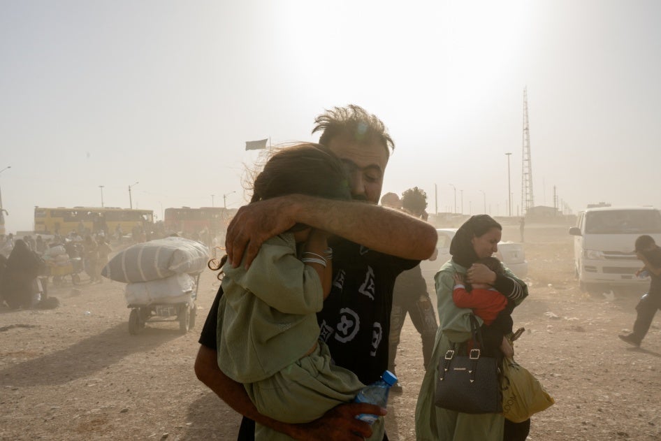 Des Afghans expulsés d'Iran arrivaient à Islam Qala, en Afghanistan, peu après avoir franchi la frontière entre les deux pays, le 3 juillet 2025.