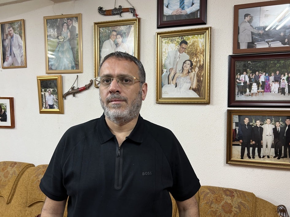 כיתוב: רג'א חטיב, עורך דין פלסטיני אזרח ישראל ששכל את אשתו, שתיים מבנותיו וגיסה כאשר טיל איראני התפוצץ על גג ביתם בעיר הפלסטינית טמרה שבצפון ישראל ב-14 ביוני 2025 