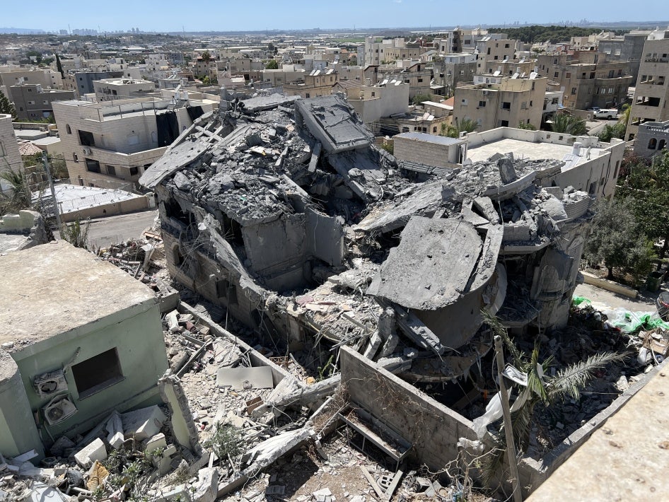 כיתוב: גג ביתה של משפחת חטיב לאחר פגיעת טילים איראניים בעיר הפלסטינית טמרה שבצפון ישראל ב-14 ביוני 2025. בפגיעה נהרגו ארבע מבנות המשפחה. צולם ב-5 ביולי 2025
