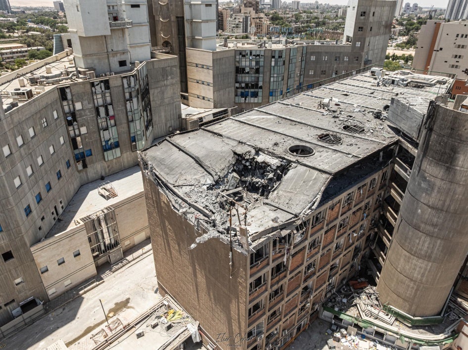 כיתוב: מקום הפגיעה של טיל איראני במרכז הרפואי סורוקה בבאר שבע ב-19 ביוני 2025